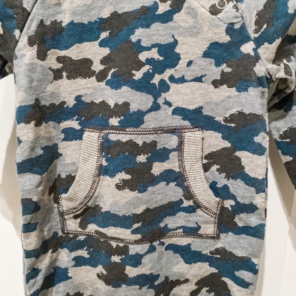 12 months Blue Camo Jersey Onesie for tot - Picture 6 of 7